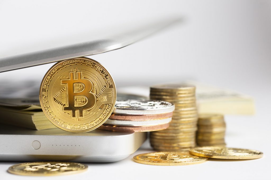 Monety bitcoin i laptop